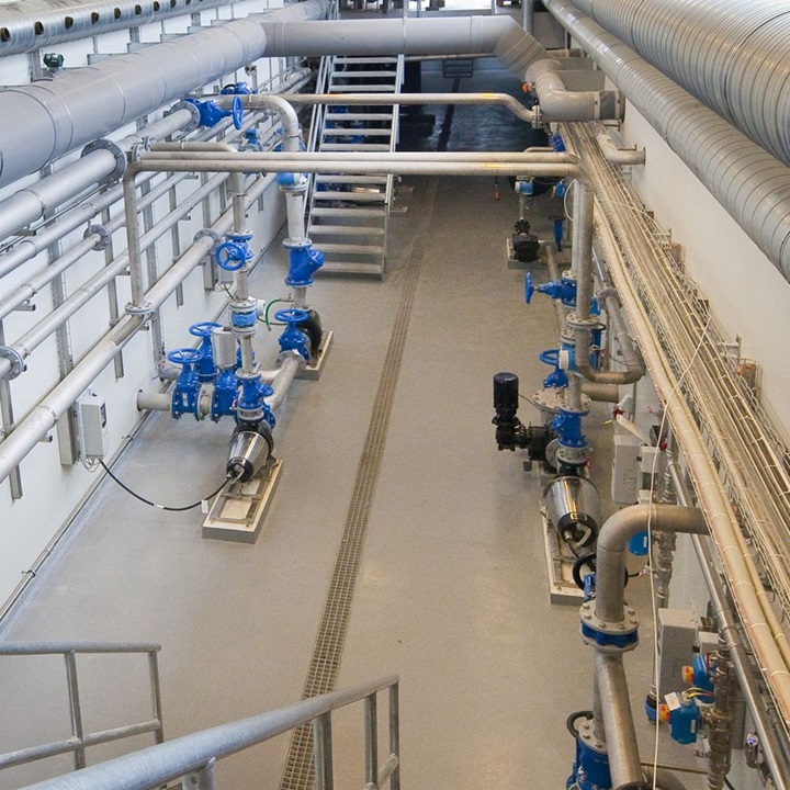 vandbehandlings anlæg med rør og ventiler