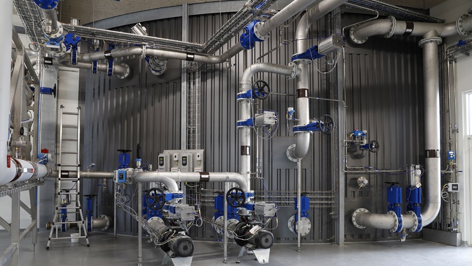 Billede af rør og ventiler i rensningsanlæg