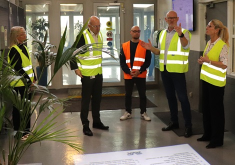 Repræsentanter fra Skanderborg Kommune på rundvisning hos Jobpartner AVK 