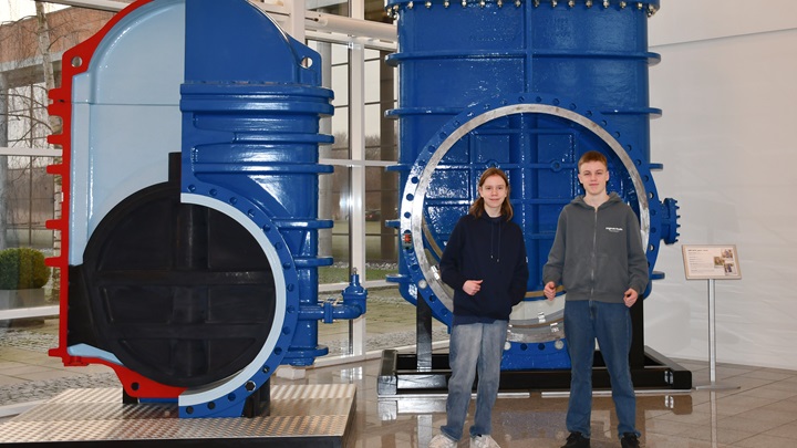 Praktikanterne Aksel og Mathias foran stor AVK skydeventil