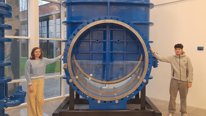 Praktikanter foran ventil