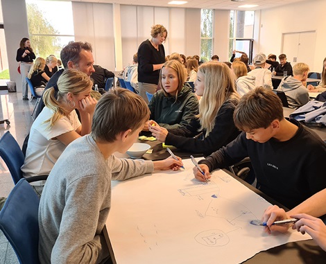 School kids drawing on paper at science day at AVK